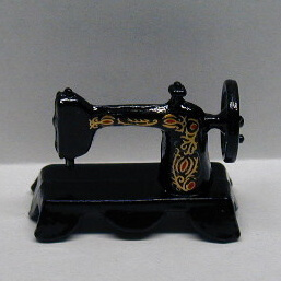 (image for) Tabletop Old Fashioned Sewing Machine